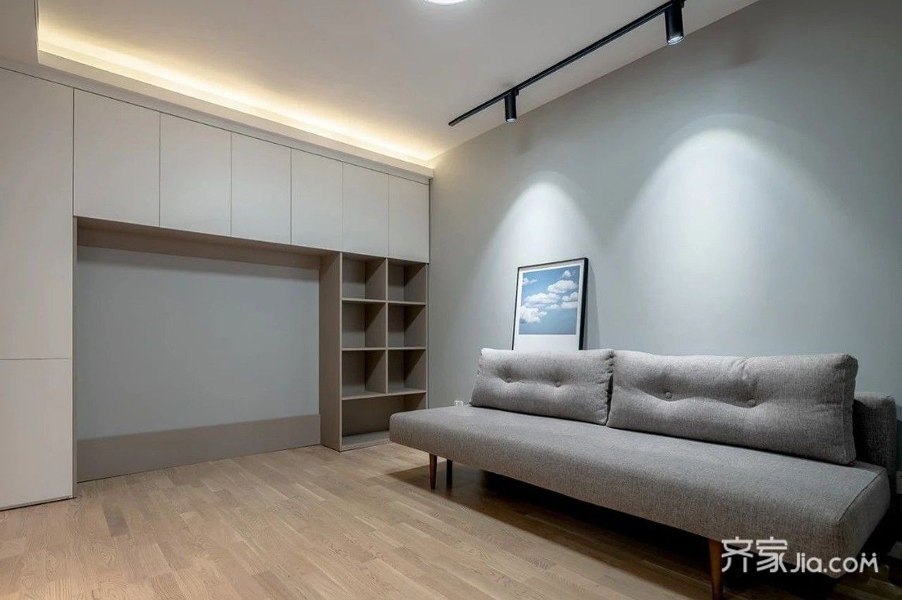 浅灰色布艺沙发宽敞舒适,沙发与储物柜之间预留了插座,方便随手充电.