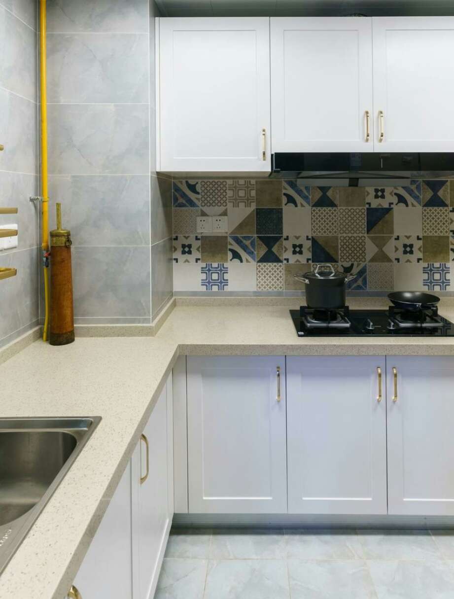厨房整体安静氛围白色橱柜搭配水泥色瓷砖花砖拼贴让空间多一份趣味