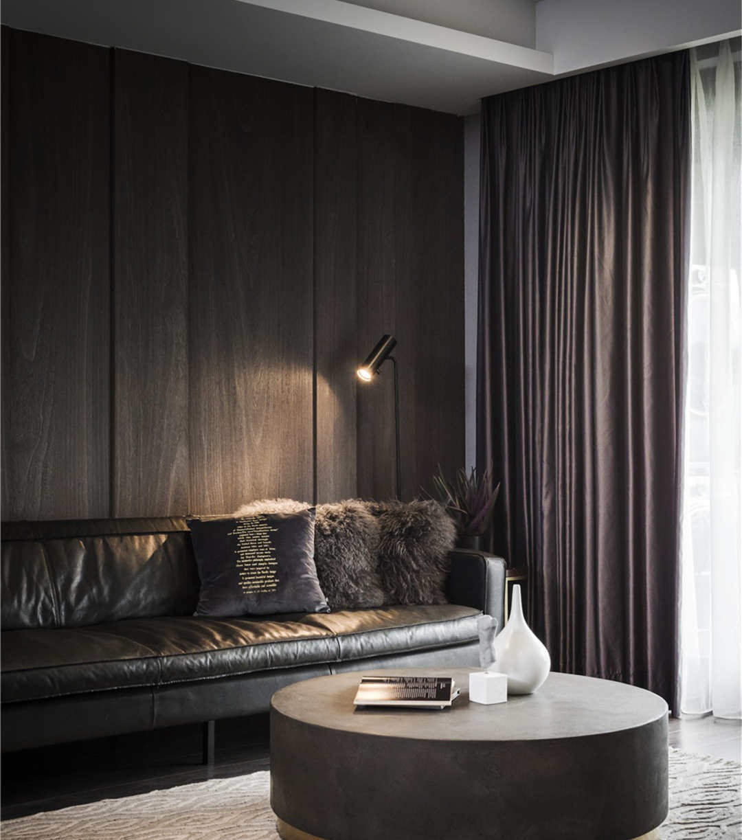胡桃木色石棉板沙发背景墙,深沉而富有品质感.