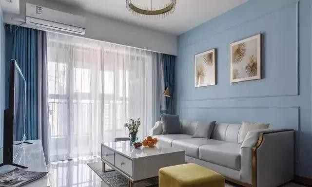 蓝色,灰色的窗帘呼应了背景墙与沙发的色彩,感觉很干净,非常的清爽