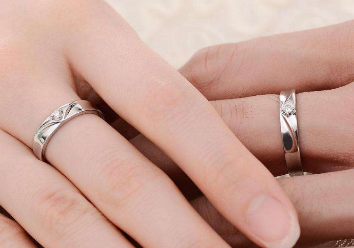 婚戒女人带哪只手上离异女人戒指戴哪只手