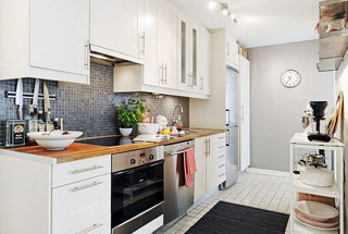 现代简约风格实用白色厨房橱柜安装图
