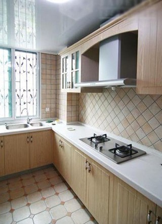 地中海风格简洁原木色厨房橱柜安装图
