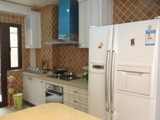地中海风格简洁白色厨房橱柜设计
