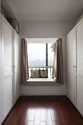 温馨灰色客厅飘窗抱枕效果图