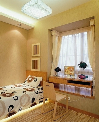 温馨黄色卧室飘窗抱枕图片