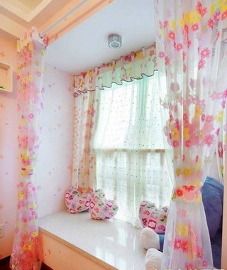 温馨粉色飘窗抱枕图片