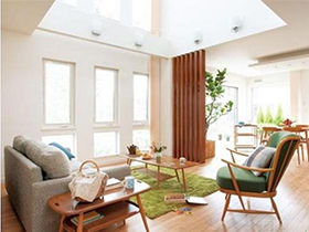强调舒适自然朴素的客厅沙发