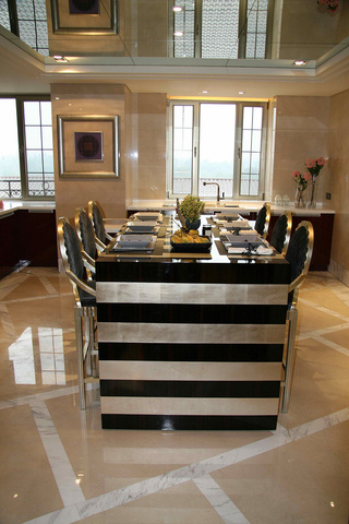 美式风格时尚黑白餐桌图片