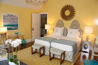 欧式风格黄色卧室背景墙装修图片