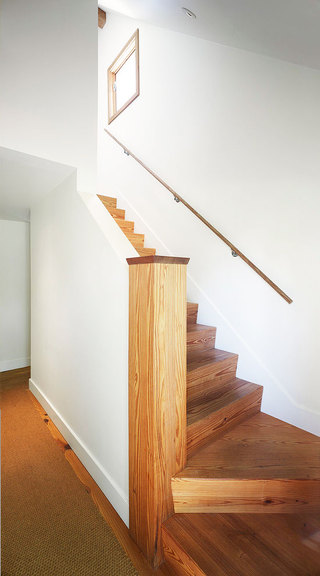 美式风格白色楼梯装修效果图