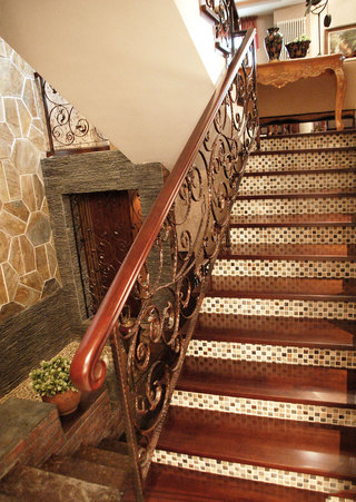 美式风格红色楼梯装修图片
