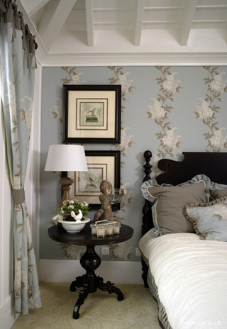 浅蓝色花朵壁纸卧室设计