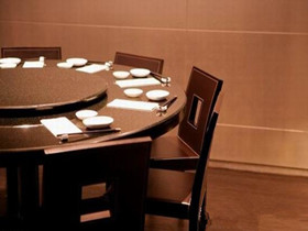 饭店餐桌材质介绍    饭店餐桌尺寸大小  