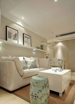 温馨灰白暖色调沙发设计图片