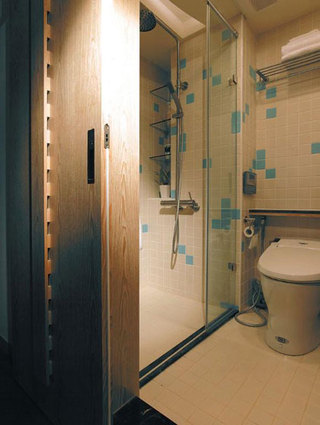 现代玻璃门卫生间设计效果图