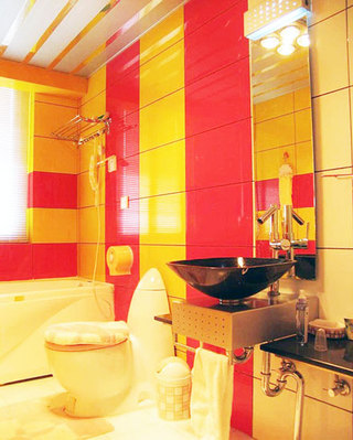 复古红黄两色瓷砖卫浴间