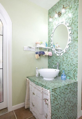 浅绿色马赛克瓷砖打造清爽卫浴间
