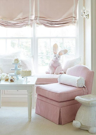 客厅粉色罗马帘