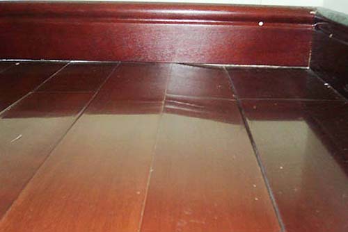 木地板过门口怎么铺|铺实木地板门口过门石的地方没有留伸缩缝怎么办啊？