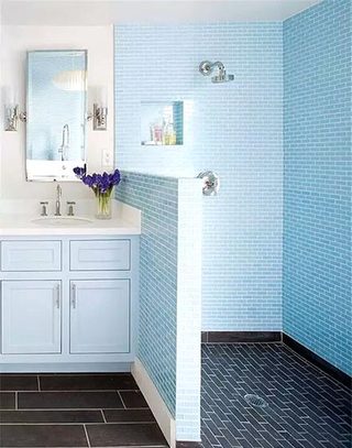 淡蓝色卫浴间墙砖