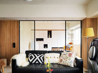 74平米缤纷空间客厅黑色沙发设计