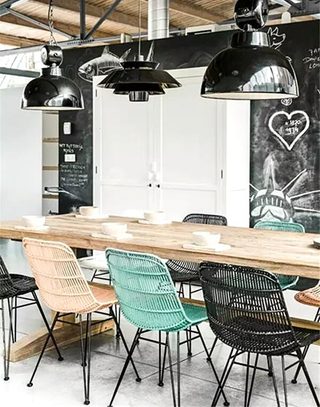 清新餐厅木质餐桌设计