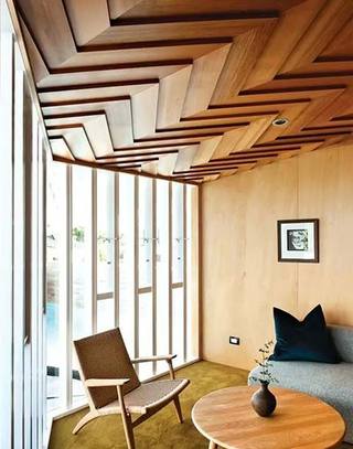 活力小客厅木质吊顶图片