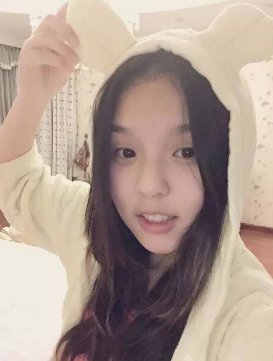 李詠女兒從小被網友嘲笑長得醜如今13歲的她已經美得讓人羨慕