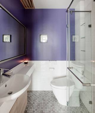 简约北欧风卫生间 紫色背景墙设计