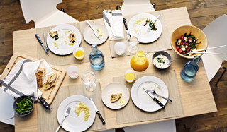 原木色温馨家庭餐桌图