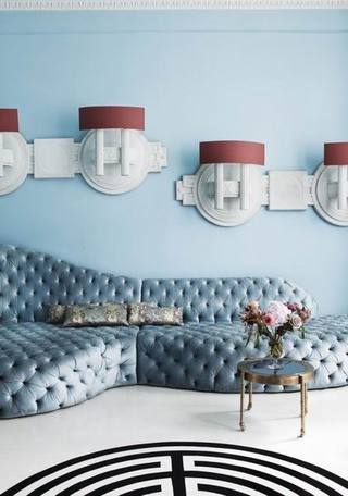 蓝白色梦幻沙发背景墙装修效果图