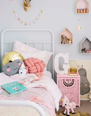 粉色儿童房卧室床头柜图片