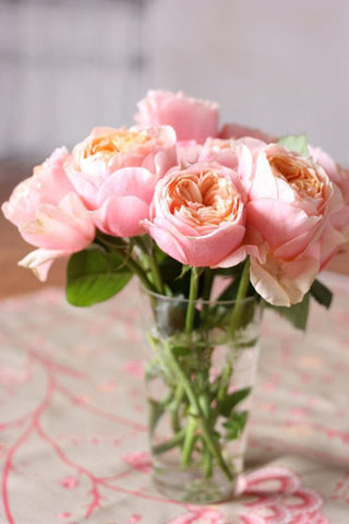 可爱粉色餐桌花卉布置装修图