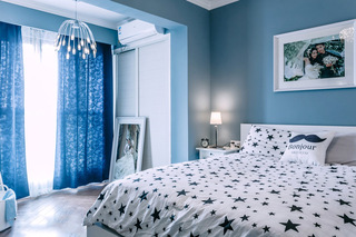 现代北欧风主卧室 蓝色背景墙设计