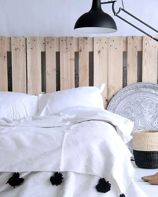 木质卧室床头效果图