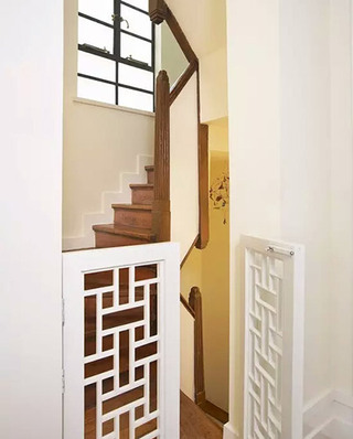 混搭风复式楼梯 韩式雕花半门设计