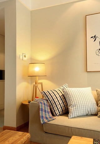 日式风格小公寓装修客厅落地灯设计