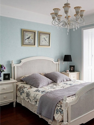 清新简美式卧室 浅蓝色背景墙设计