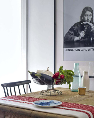 北欧风格公寓木质餐桌图片