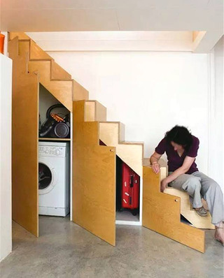 楼梯下实用收纳柜设计