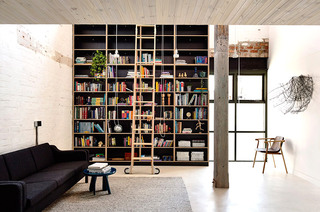 工业风复式书房 挑高书架设计