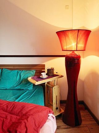 温馨中式卧室 创意床头落地灯效果图