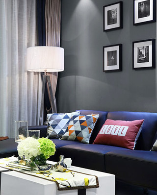 时尚简欧风客厅 黑色沙发背景墙设计