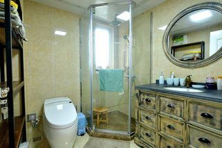 简美式卫生间 不规则淋浴房设计