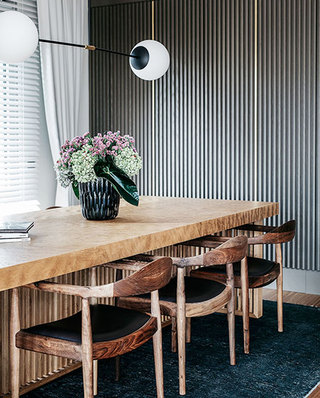 现代风格小复式木质餐桌图片