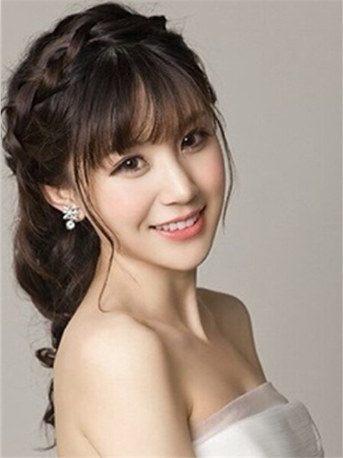 齐刘海新娘发型结合波浪长发也会散发住另一番风情,咖啡色的头发搭配