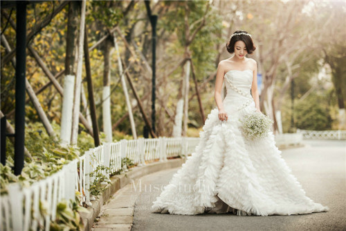 韩式婚纱特点_韩式新娘妆容特点图片
