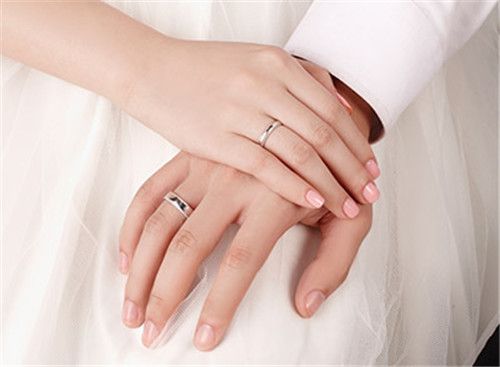 女人结婚戒指带哪个手指头(自己给自己买戒指戴哪个手指头)
