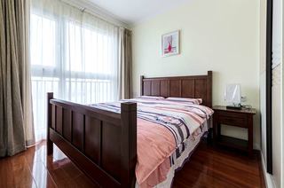 135平美式三居室实木床图片
